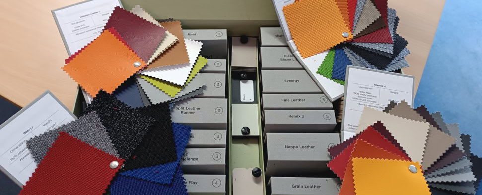 Auswahl an Stoffmustern in der Übersicht.