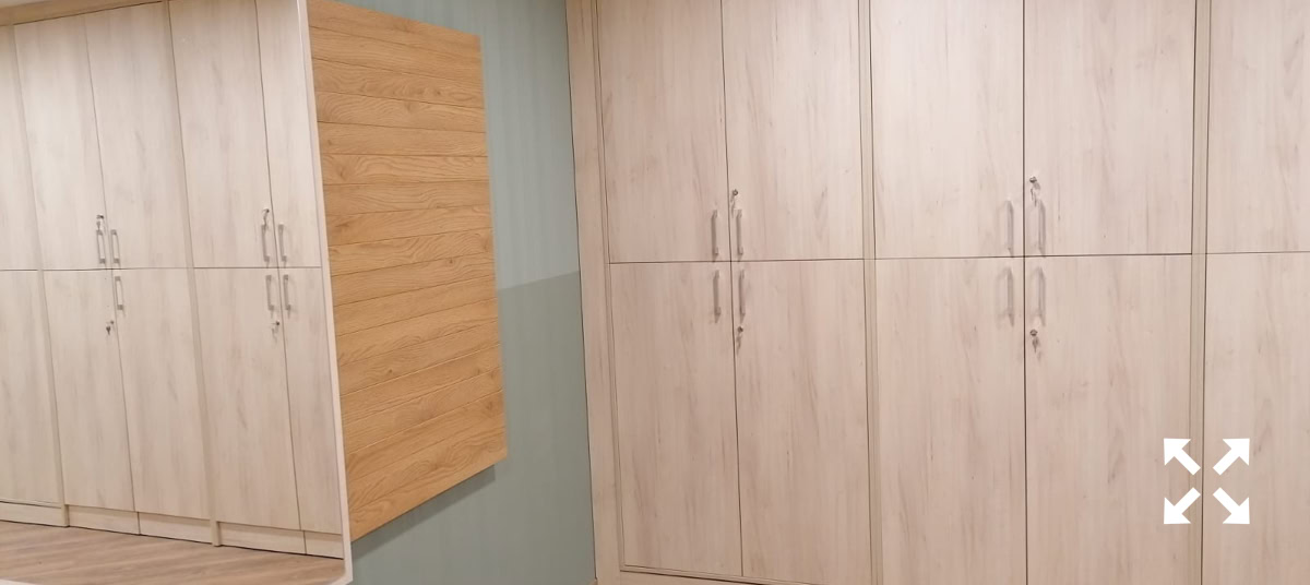 Schranksystem für Garderobe mit Spiegel