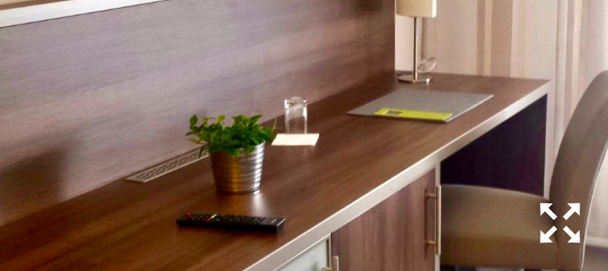 Schreibtisch im Hotelzimmer in Worms
